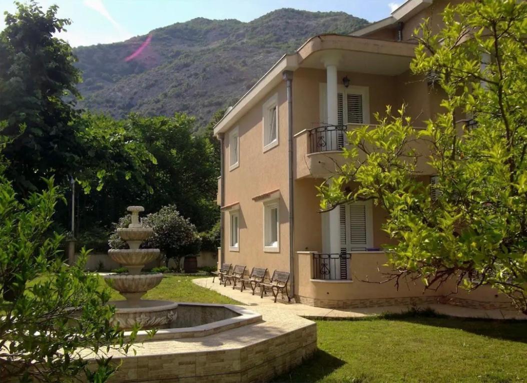 Carine Garden Apartment Risan Exterior photo