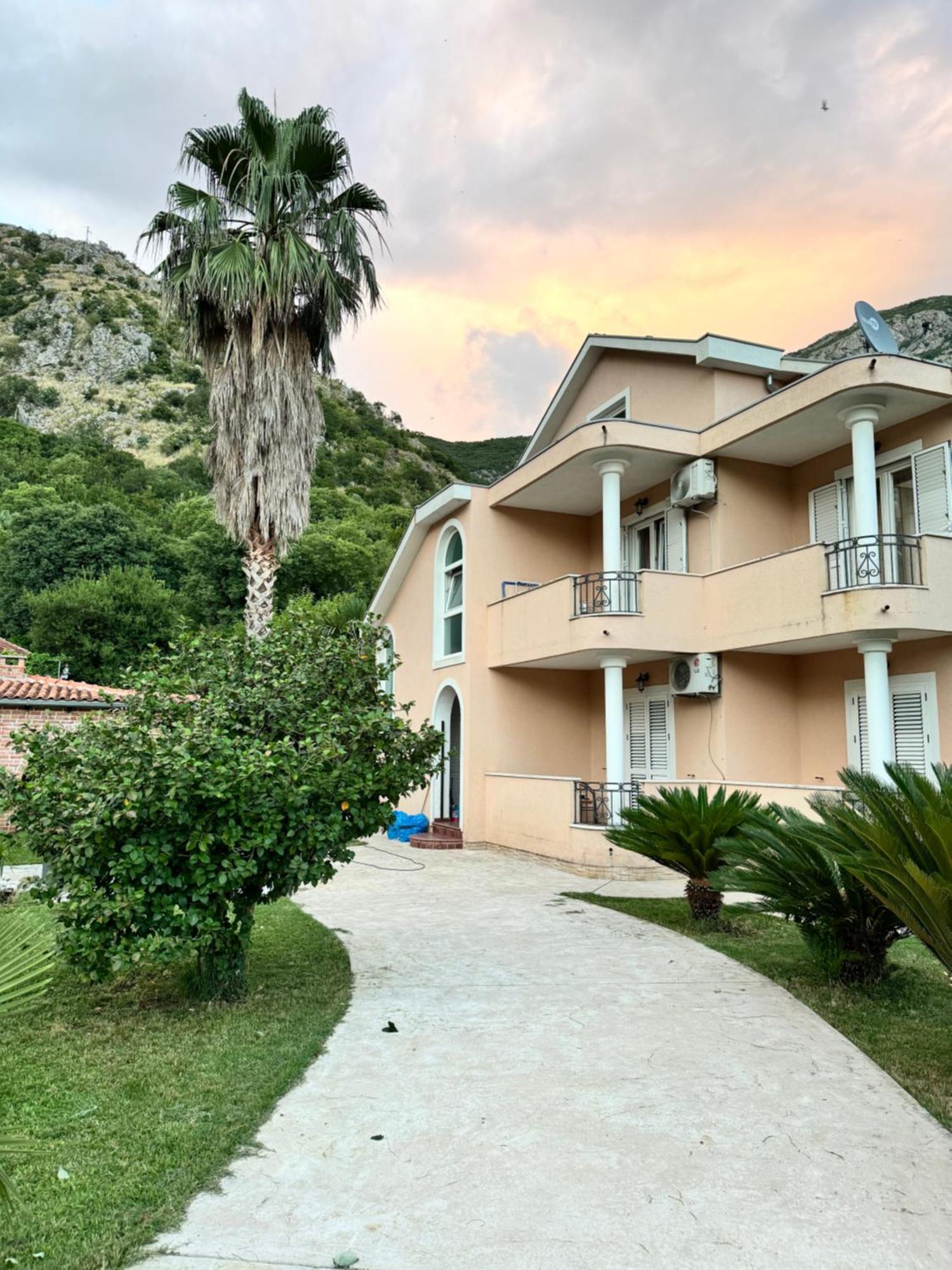 Carine Garden Apartment Risan Exterior photo