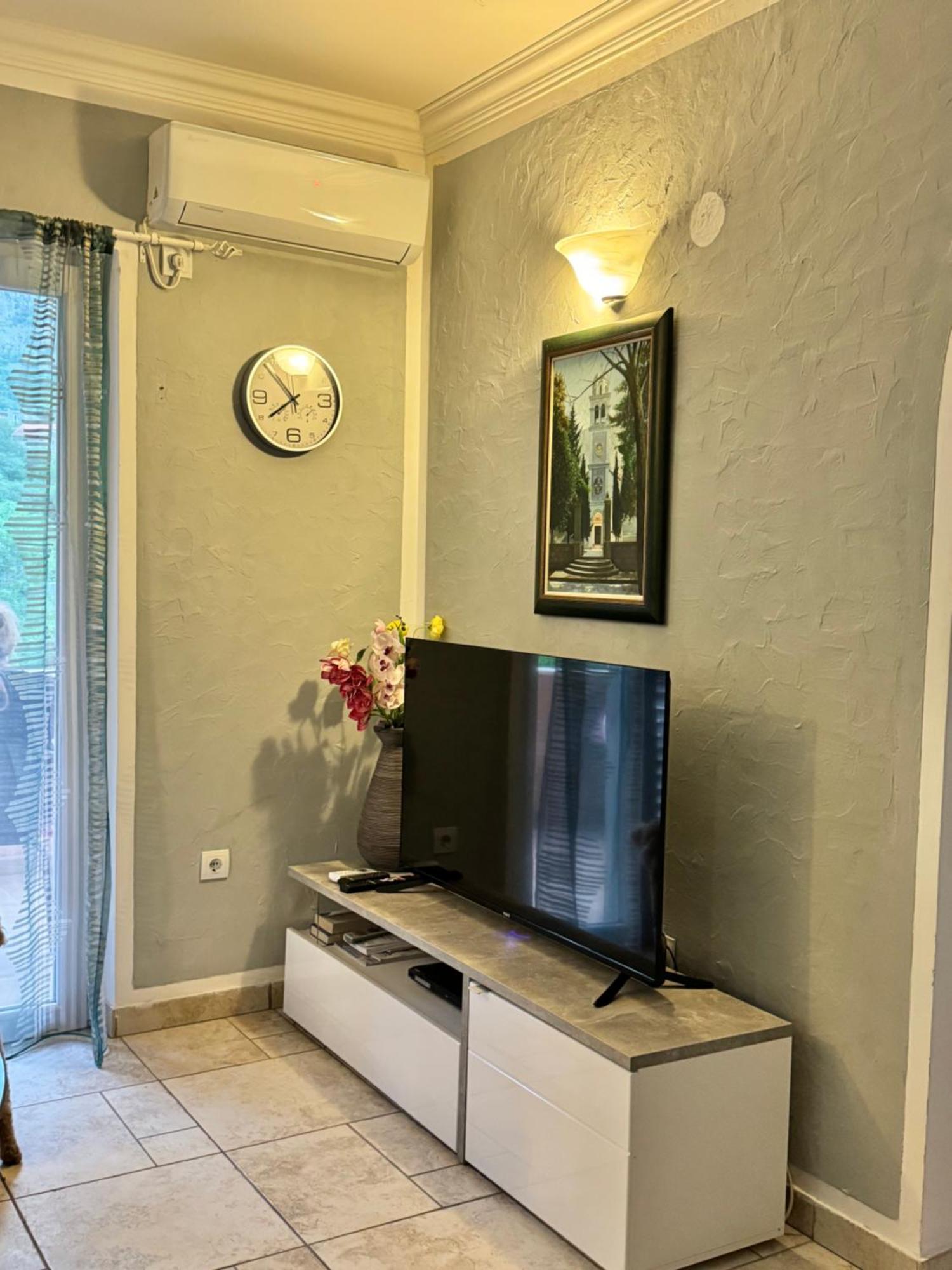 Carine Garden Apartment Risan Exterior photo